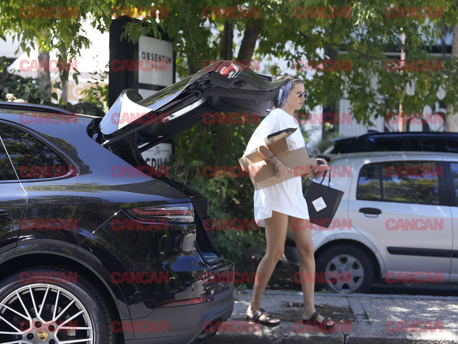 Gabriela Prisăcariu-Oțil burdușește Porsche-ul cu colete