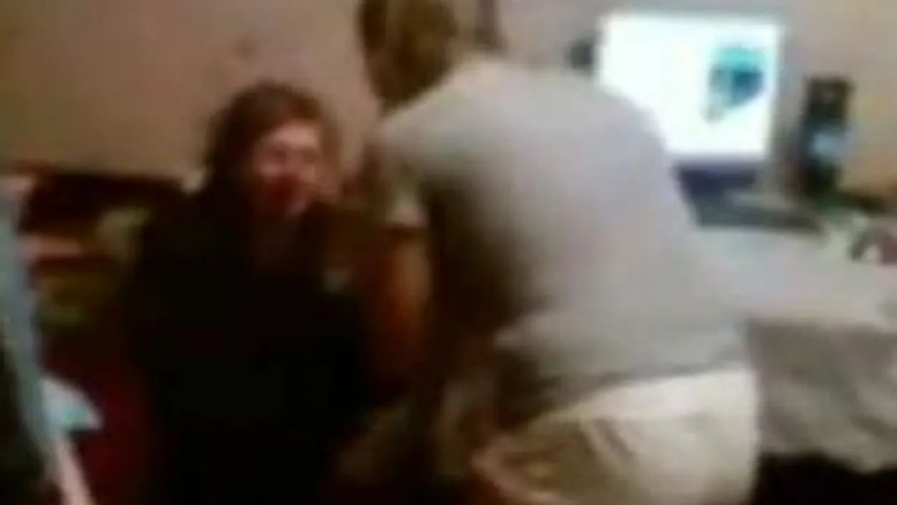 Video inimaginabil! O moldoveanca isi joaca in picioare rivala - O acuza ca a facut-o curva si a pus-o sa stea in genunchi ca sa o loveasca cu piciorul in cap