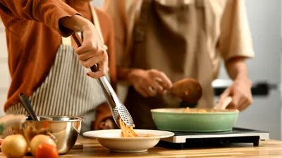 Metoda populară de gătit care crește riscul de cancer. Oncologii spun că trebuie limitată urgent