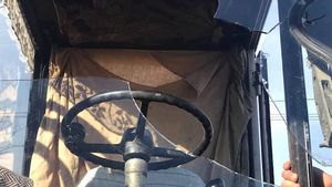 Un primar din Vâlcea a pus recompensă pe capul celui care a spart geamurile excavatorului primăriei