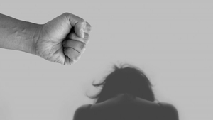 Tânara bătută de concubin la Iași a decedat! Criminalul este încă liber