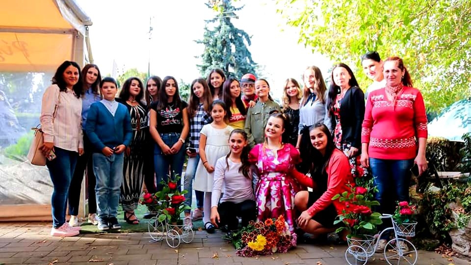 Lorelai Moșneguțu, fata fără mâini care a câștigat ”Românii au talent”, a dat o mare petrecere de ziua ei (foto)