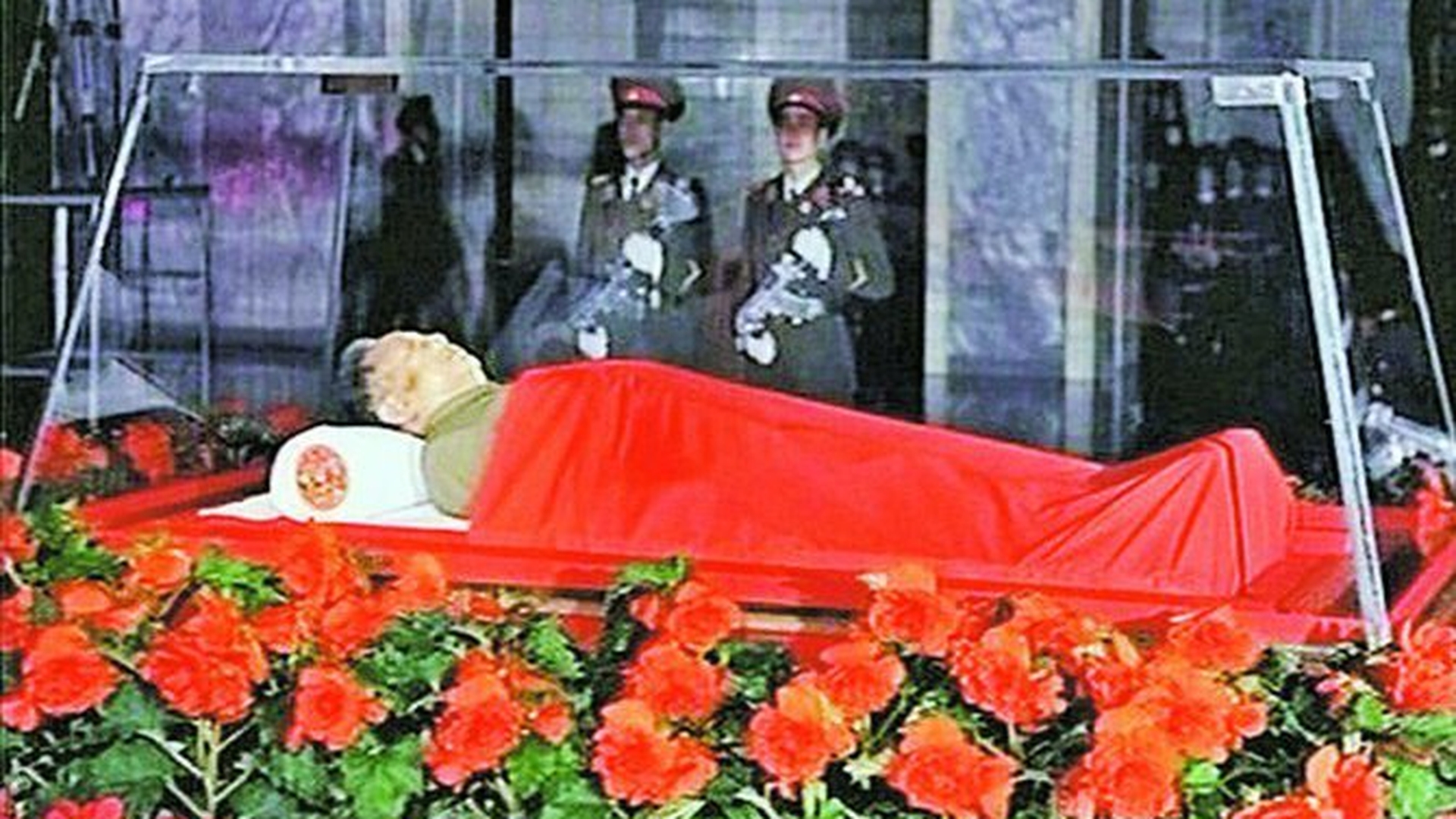 Sicriu de sticla pentru dictatorul Asiei! Primele imagini cu Kim Jong-il mort