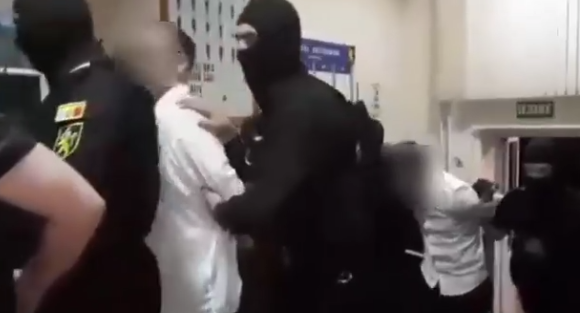 Mire şi mireasă, SĂLTAŢI de MASCAŢI de la propria nuntă! Imagini din timpul intervenţiei
