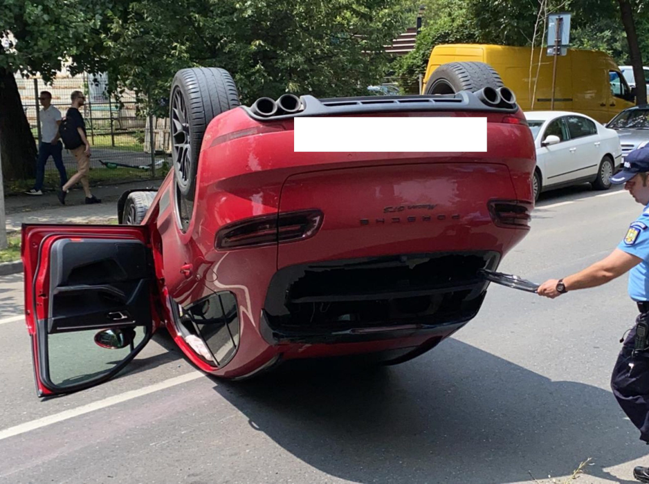 Mașină răsturnată pe Șoseaua Nordului din București! Fosta iubită a lui Ciro Castellano era la volan