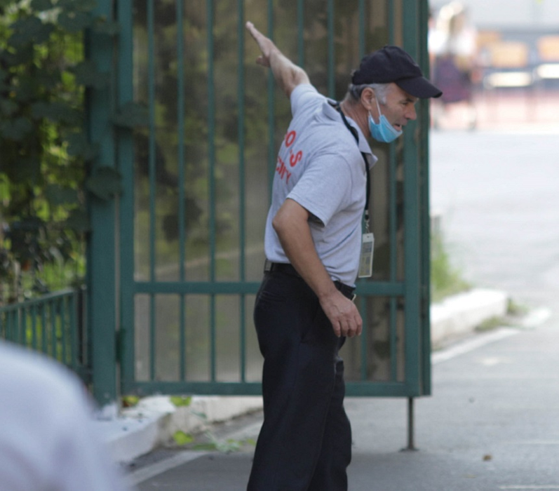 Cum a venit îmbrăcată azi, în prima zi de școală, o elevă de la Liceul Tudor Vianu din București. Reacția paznicului când a văzut-o