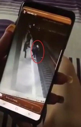 Momentul în care Magdalena Şerban încearcă să o împingă în faţa metroului pe Alexandra, prima victimă de la metrou