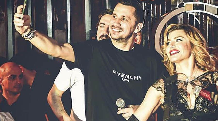 Flick, poezie fabuloasă despre o tânără care s-a îmbogățit din videochat! Fanii Domnului Rimă i-au sărit în cap, iar el le-a răspuns