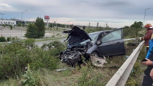 Imagini uluitoare pe DN1! A pierdut controlul mașinii, a rupt parapetul și apoi a intrat într-un stâlp