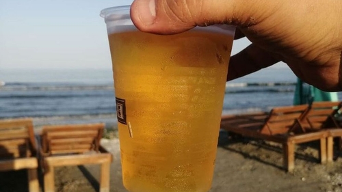 Mai scump ca în Mamaia! Cât costă o bere la draft pe plaja 3 Papuci din Constanța. O simplă cafea e 21 de lei!