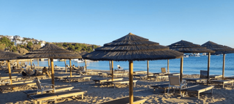Doi bătrâni s-au bătut pe o plajă din Grecia pentru un șezlong. Unul dintre ei a murit