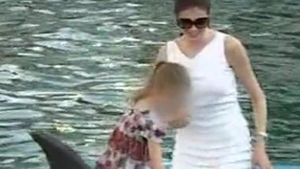 VIDEO Monica si-a distrat fiica la mare! Irinuca a mangaiat delfinii