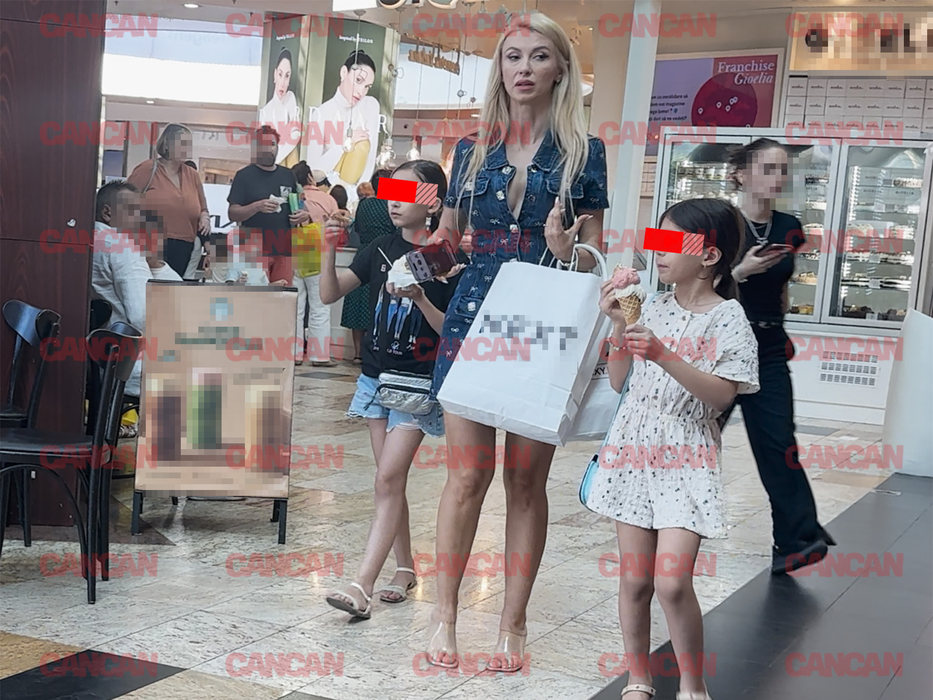 Andreea Bălan și cele două fetițe în Băneasa Shopping City