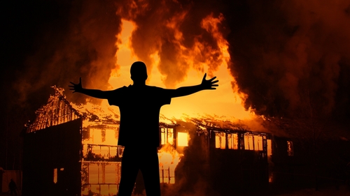 Scene de groază în Galați. Un bărbat și-a incendiat soția cu benzină