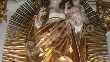 Sute de mii de oameni din tara si strainatate vin la statuia Fecioarei facatoare de minuni din Harghita