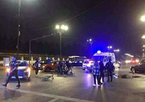Accident grav în Piața Constituției, din Capitală! Un motociclist a intrat în plin într-un autoturism