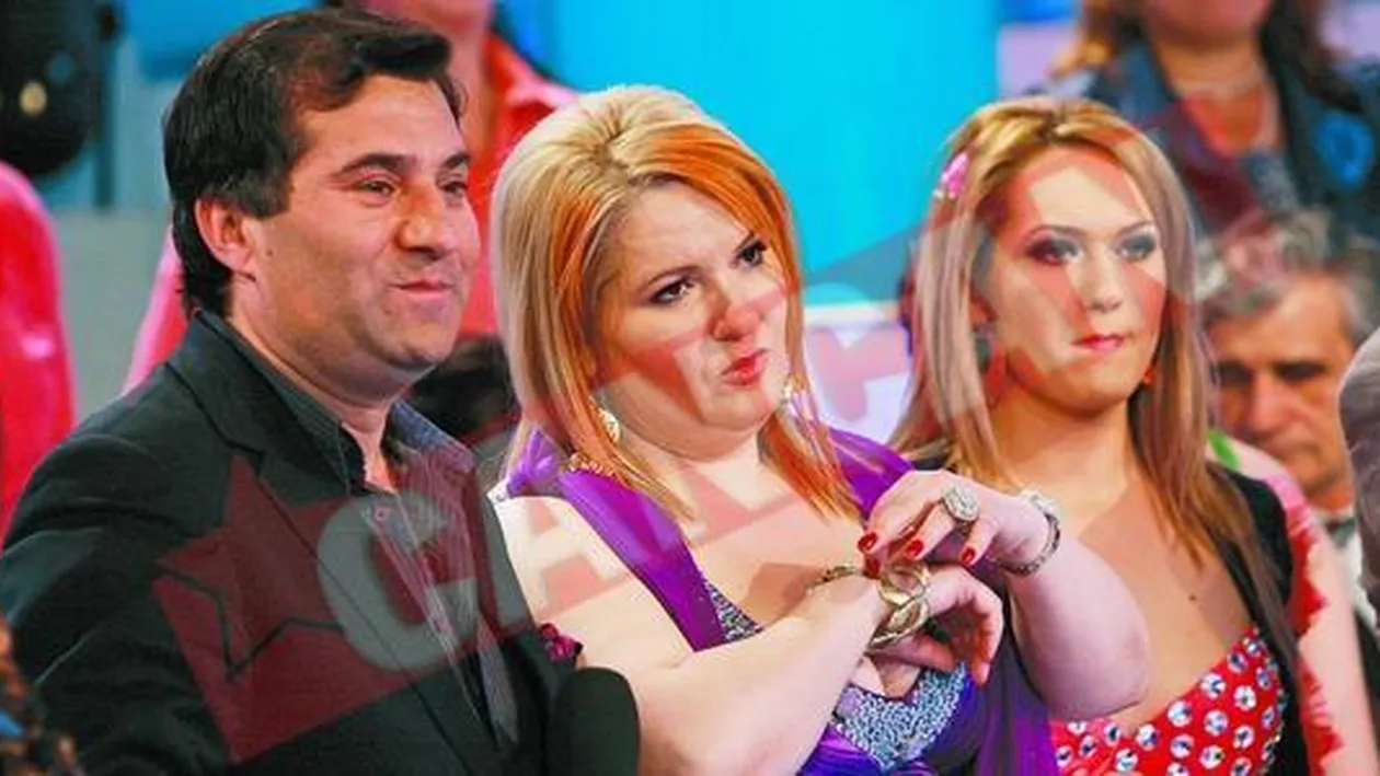 Se distreaza cu baietii din cartier