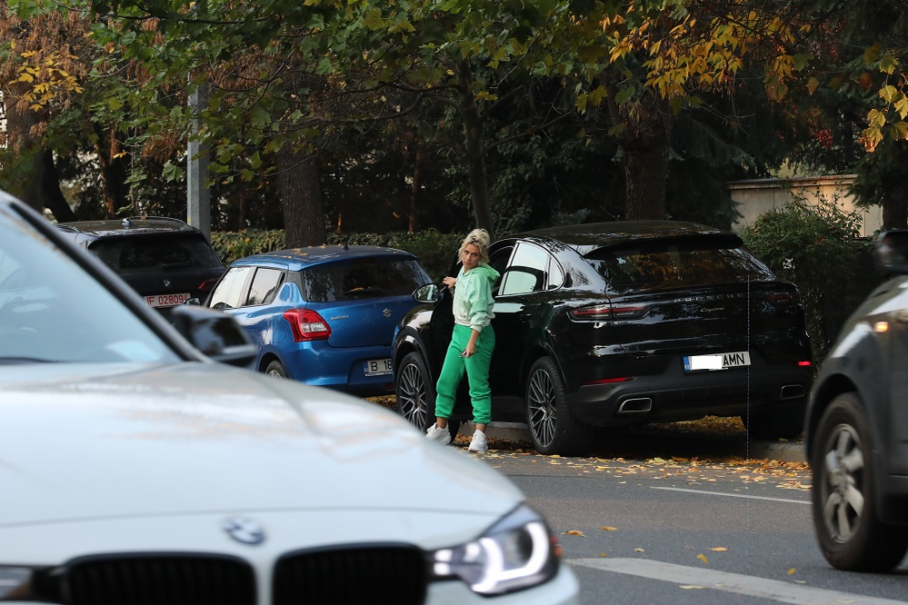 Amna și-a parcat Porsche Cayenne-ul pe o stradă din Cartierul Primăverii