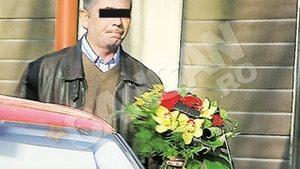 "Zana", incarcata cu flori si daruri de onomastica. Pelerinaj la casa Andreei Marin