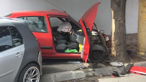 Accident grav la Constanța. O persoană a murit după ce s-a izbit frontal cu mașina de un copac VIDEO