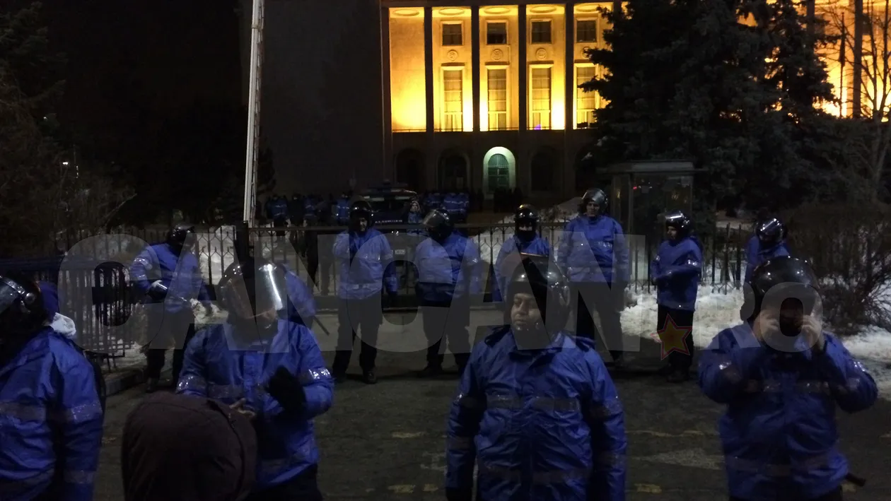 De ce a fost reţinut un bărbat la protestele din Capitală. Oamenii legii au rămas mască atunci când au descoperit ce avea la el