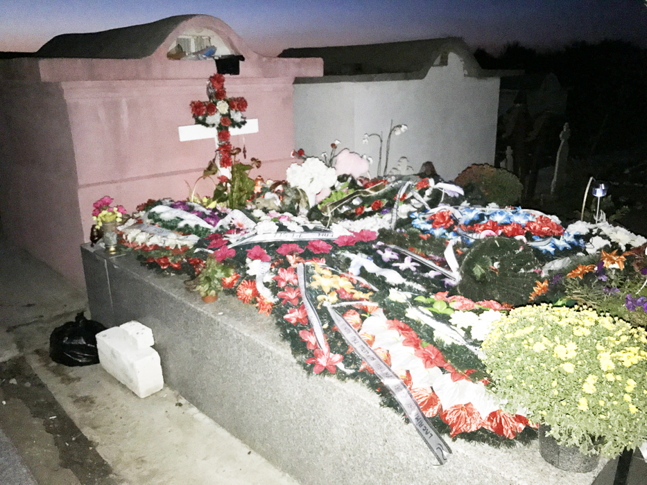 Mormântul Denisei este acoperit de flori şi daruri, chiar şi la două luni de când îndrăgita cântăreaţă s-a stins din viaţă