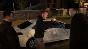 Mihai Stoica a sfidat regulile din Ordonanțele Militare și a mers să ia Lumina Sfântă de la Mănăstirea Cașin! Martorii au fost uimiți când l-au văzut cum era îmbrăcat în plină pandemie de coronavirus | VIDEO