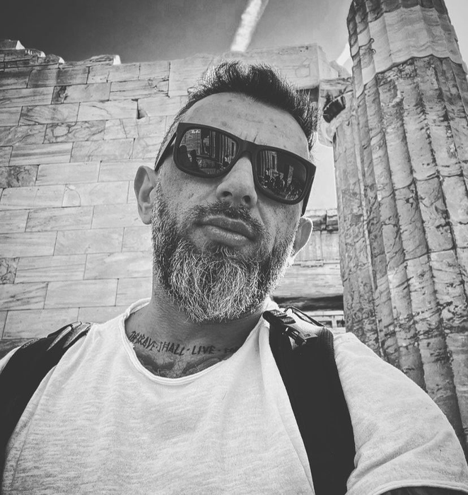 Sebastian Vieru, mașina vandalizată. (sursă - instagram.com/sebastianvieruoficial).