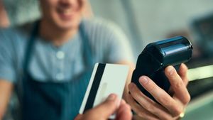 De ce nu trebuie sa plătim cu cardul. Răspunsul experților