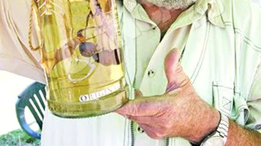 O sticla de tuica s-a vandut cu 1.500 de lei!