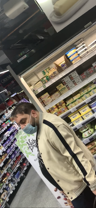 Florin Salam, singur la cumpărături