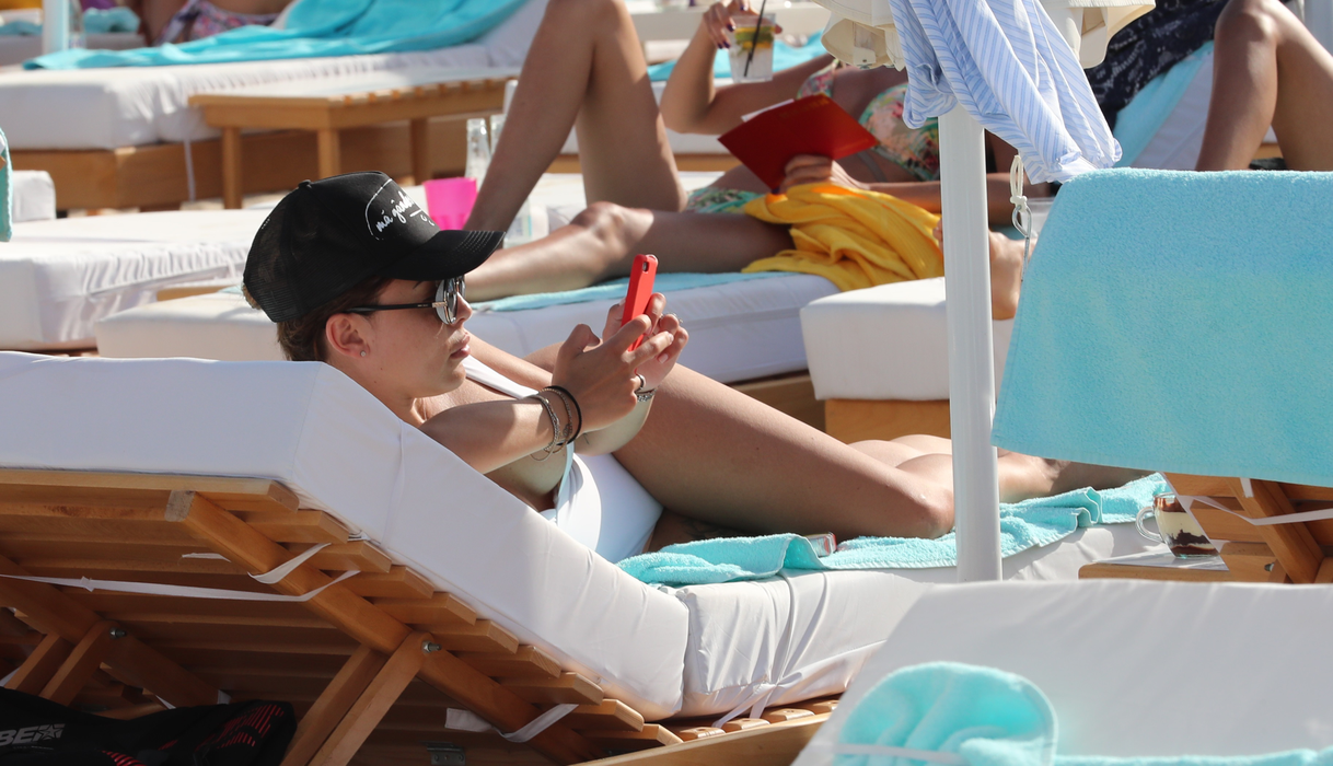 ”Prinţesa telefoanelor” s-a dezbrăcat pe plaja milionarilor