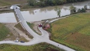 Podul din România care nu duce nicăieri. Se termină pe câmp, în lanul de porumb