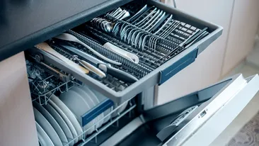 Cum se așază, de fapt, tacâmurile în mașina de spălat vase. Mulți o fac greșit