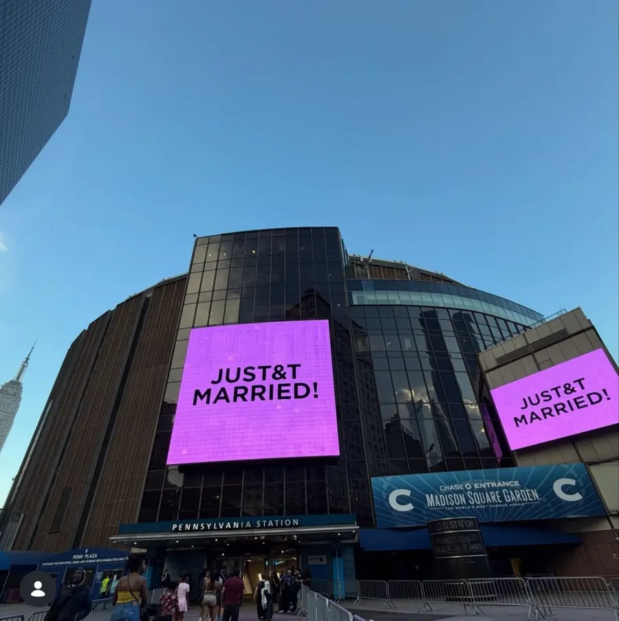 „Just Married” - primul mesaj afișat după ceremonie.