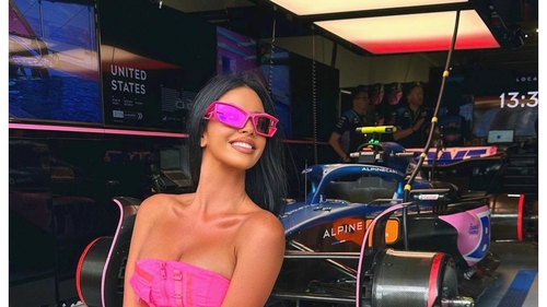 Ivana Knoll a stârnit sute de mii de reacții după apariția incendiară de la Formula 1 | Galerie foto