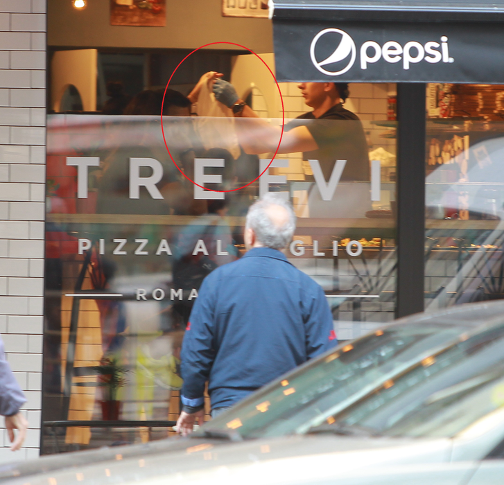Eba dă o mână de ajutor la bunul mers al pizzeriei lui ”Tomată”!