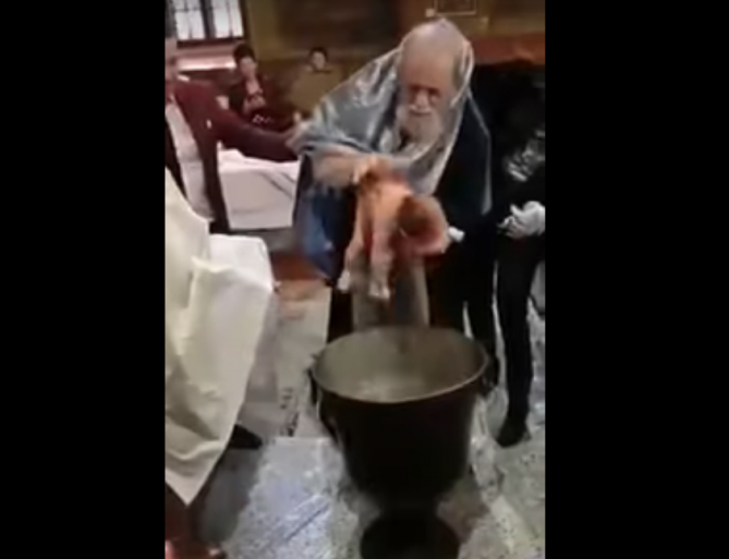 Cum se apără preotul care a bruscat un bebeluş la slujba de botez! Declaraţia lui a şocat pe toată lumea:”Eram supărat…“