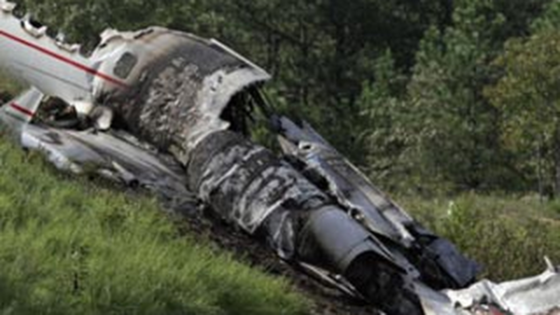 VIDEO Tragedie in Prahova! Un avion de mici dimensiuni s-a prabusit si a explodat la impactul cu solul. Pilotul a murit pe loc