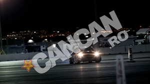 VIDEO Un "nebun" al curselor de masini aproape a distrus cauciucurile unui Jaguar la drift-uri, in parcare!