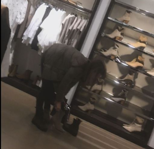 Mara Mareș probează o pereche de cizme