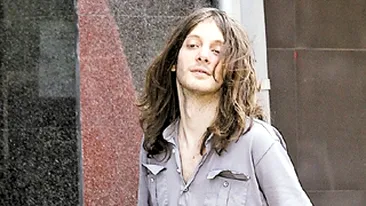 Andrei, baiatul lui Mircea Dinescu, afiseaza permanent un zambet relaxat si o atitudine boema