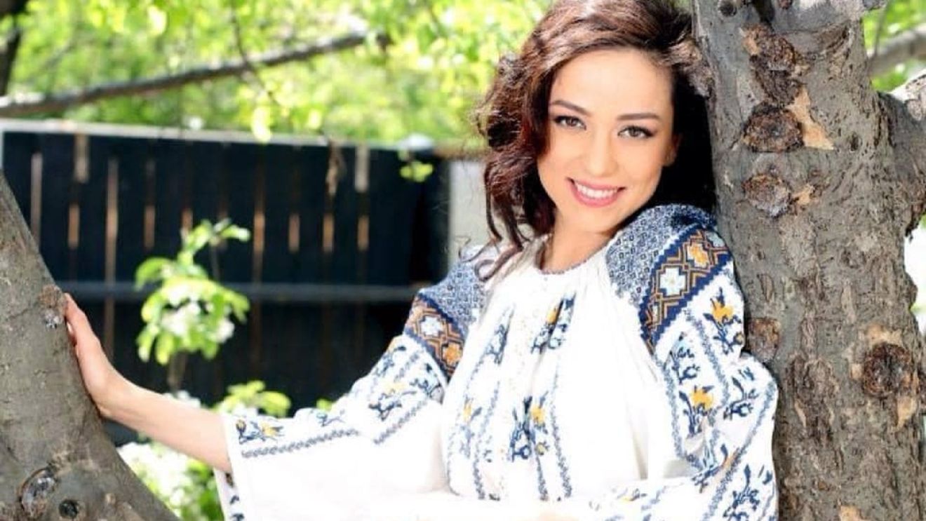 Ce studii şi pregătire are Olivia Steer, de fapt? Pe ce "bază" le dă soţia lui Andi Moisescu sfaturi românilor
