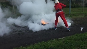 Subofiţer de la ISU Cluj, rănit după ce o cutie lăsată lângă maşina sa a explodat