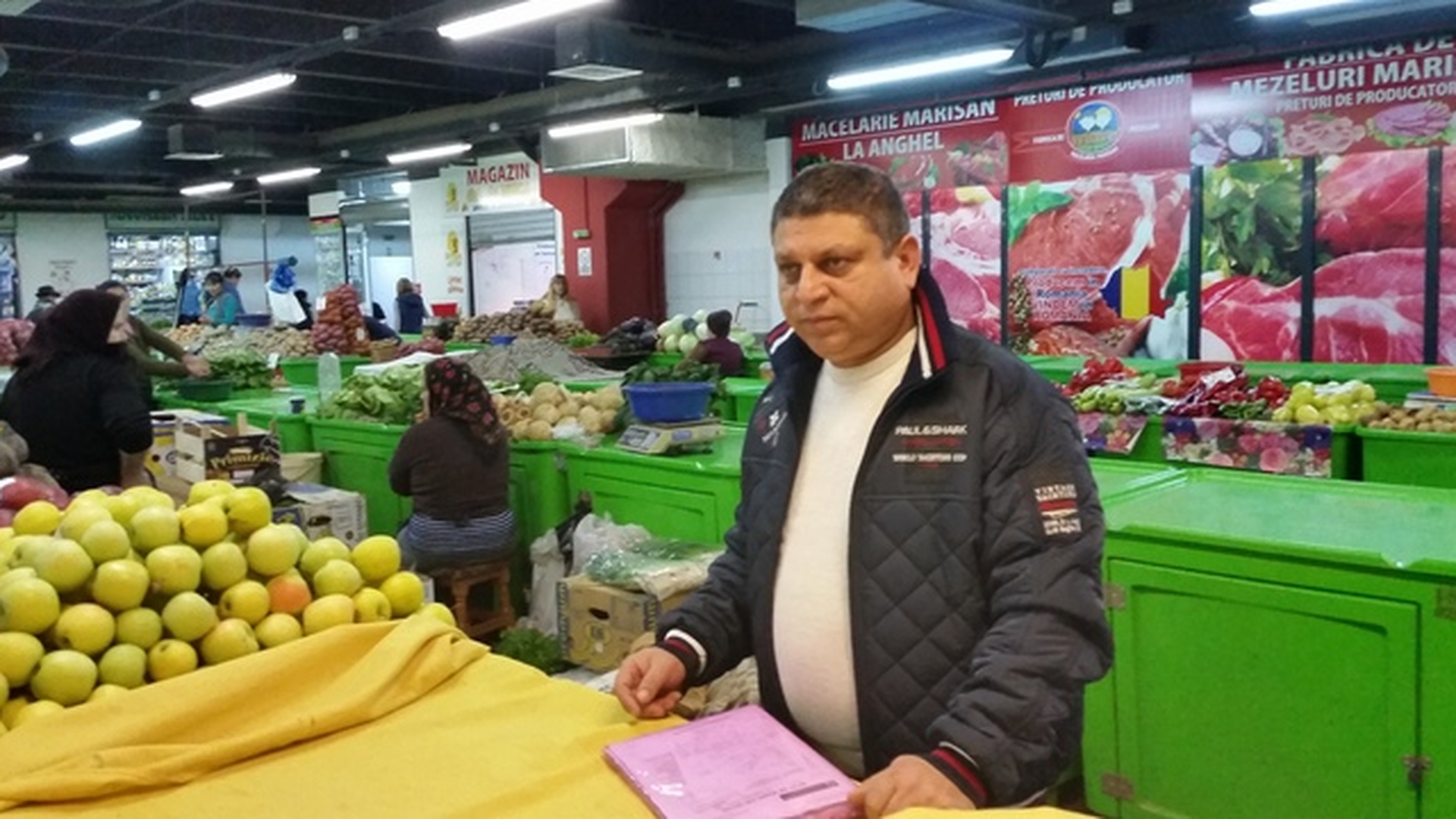 Pentru cine am muncit toata viata mea...Un barbat din Bucuresti vinde legume sa isi tina fetele la facultate!
