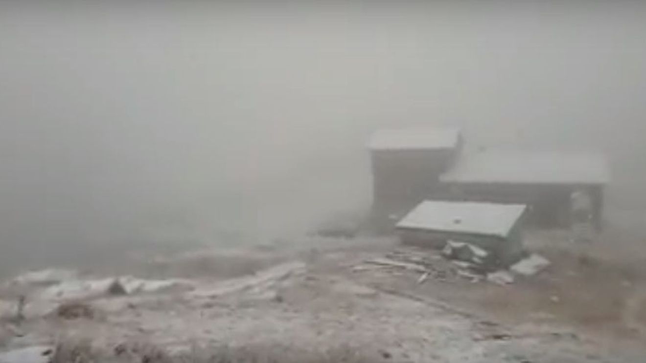 La munte ninge abundent în acest moment! Primele imagini cu zăpada VIDEO