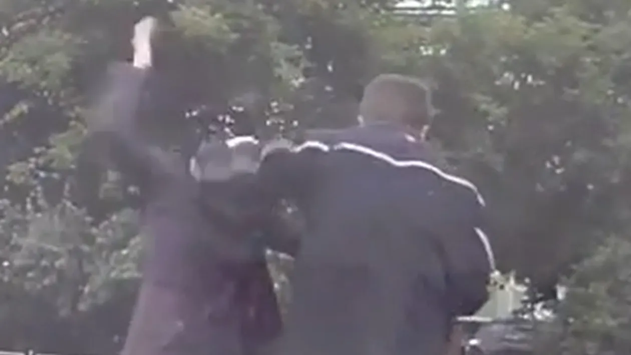 A incercat sa isi loveasca iubita in plina strada, dar o pustoaica de liceu a vazut tot! Ce s-a intamplat cand eleva s-a apropiat