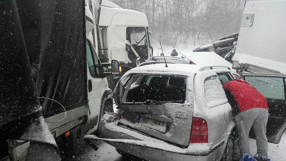 VIDEO / Noi imagini de la carambolul din Cehia! Mai mulţi români, implicaţi în accident au filmat imaginile înfiorătoare de la faţa locului: „Dezastru, frate!”