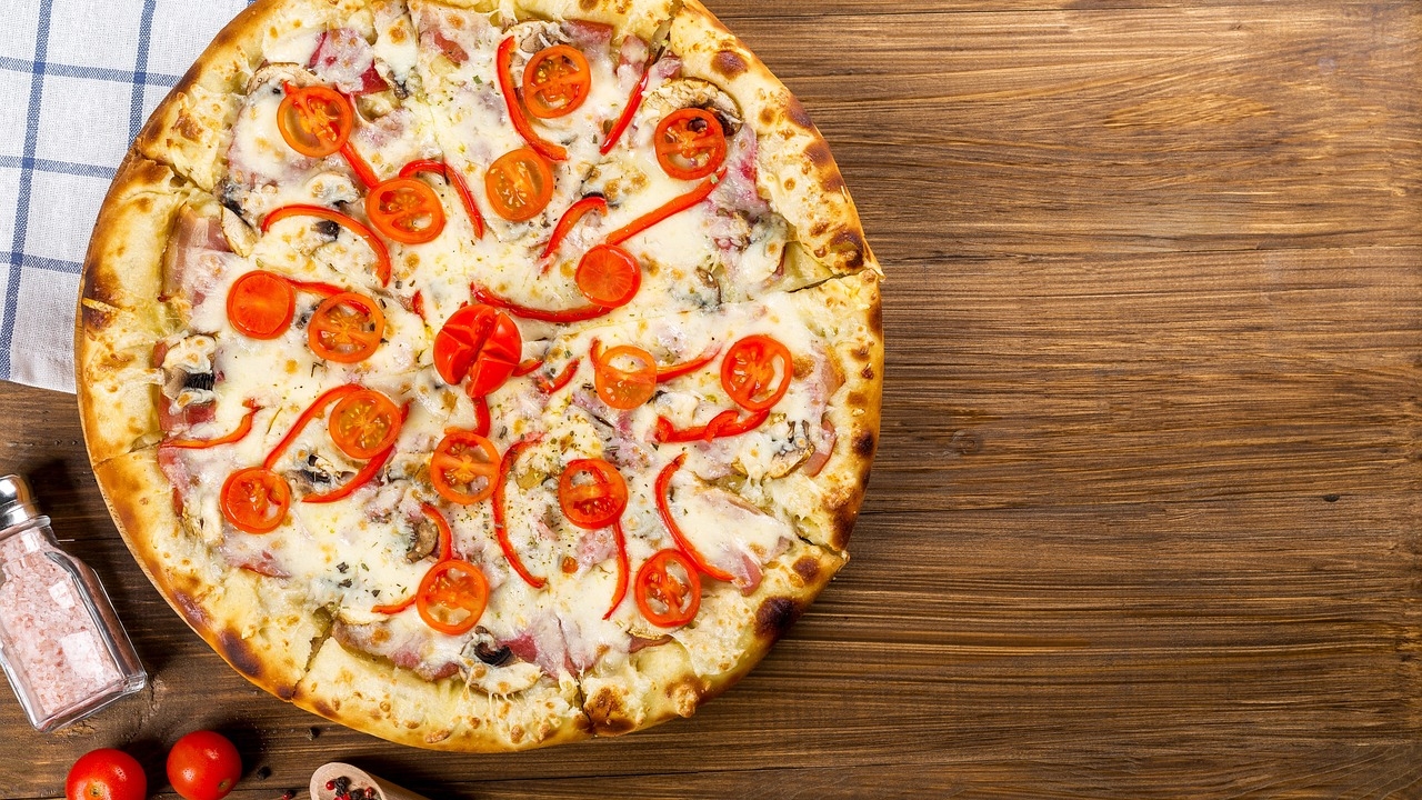 Obligat să plătească bacşiş, în Centru Vechi! Cât a avut de plată, după ce a comandat o pizza