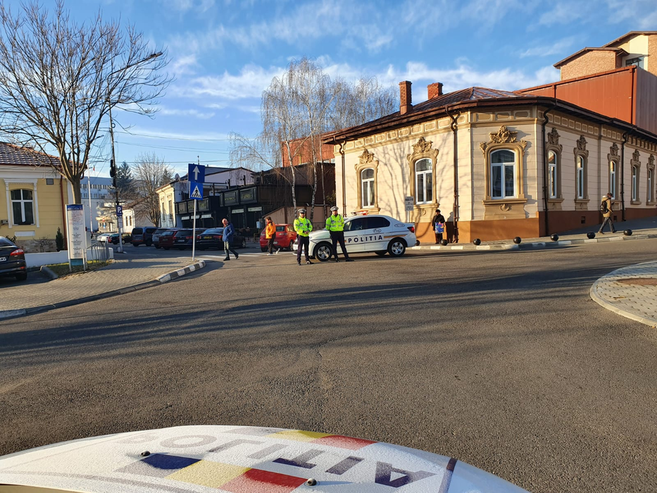 Alertă în Vâlcea! Un colet suspect, descoperit în fața prefecturii. Polițiștii, ofițerii SRI și ambulanțele au înconjurat zona